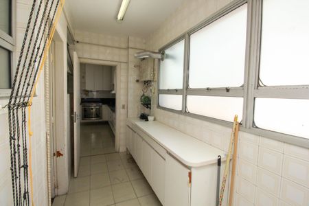 Apartamento à venda com 160m², 4 quartos e 2 vagas Apartamento à venda com 160m², 4 quartos e 2 vagasÁrea de Serviço