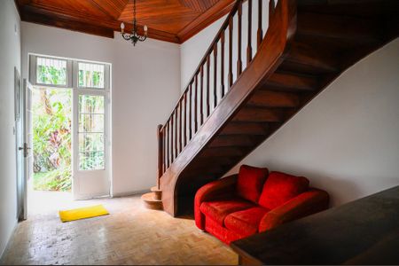 Casa para alugar com 283m², 4 quartos e 6 vagas Casa para alugar com 283m², 4 quartos e 6 vagasCorredor