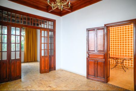 Casa para alugar com 283m², 4 quartos e 6 vagas Casa para alugar com 283m², 4 quartos e 6 vagasSala