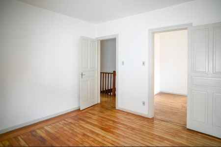 Casa para alugar com 283m², 4 quartos e 6 vagas Casa para alugar com 283m², 4 quartos e 6 vagasSuíte