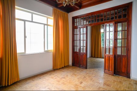 Casa para alugar com 283m², 4 quartos e 6 vagas Casa para alugar com 283m², 4 quartos e 6 vagasSala