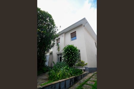 Casa para alugar com 283m², 4 quartos e 6 vagas Casa para alugar com 283m², 4 quartos e 6 vagasFachada