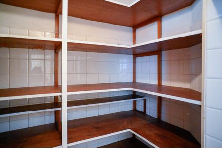 Casa para alugar com 283m², 4 quartos e 6 vagas Casa para alugar com 283m², 4 quartos e 6 vagasDespensa