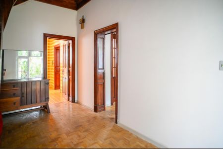 Casa para alugar com 283m², 4 quartos e 6 vagas Casa para alugar com 283m², 4 quartos e 6 vagasCorredor