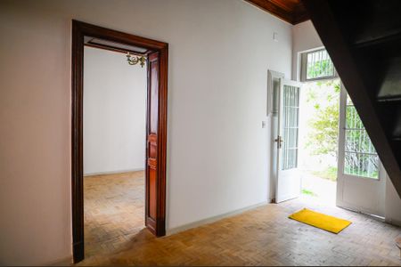 Casa para alugar com 283m², 4 quartos e 6 vagas Casa para alugar com 283m², 4 quartos e 6 vagasCorredor