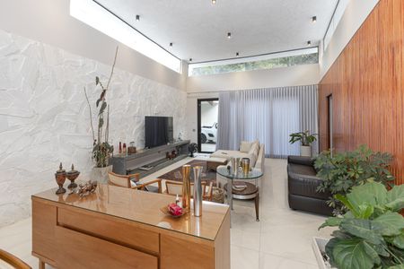 Sala de TV de casa de condomínio à venda com 4 quartos, 320m² em Vila Castela, Nova Lima