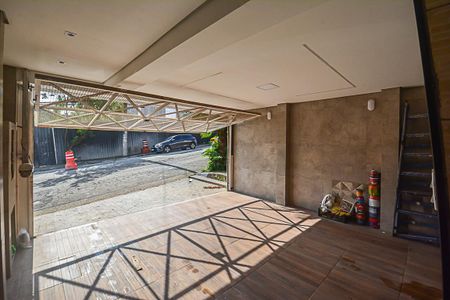 Casa à venda com 180m², 3 quartos e 2 vagas Casa à venda com 180m², 3 quartos e 2 vagasGaragem