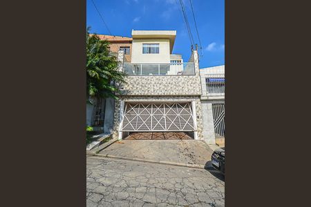 Casa à venda com 180m², 3 quartos e 2 vagas Casa à venda com 180m², 3 quartos e 2 vagasFachada