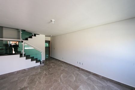 Casa à venda com 3 quartos, 178m² em Vila Paulo Silas, São Paulo