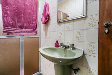 Casa à venda com 190m², 4 quartos e 2 vagas Casa à venda com 190m², 4 quartos e 2 vagasBanheiro Social