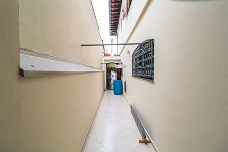 Casa à venda com 190m², 4 quartos e 2 vagas Casa à venda com 190m², 4 quartos e 2 vagasCorredor lateral