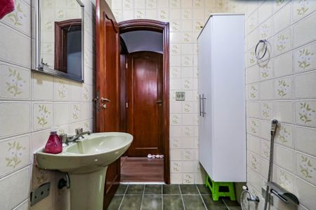 Casa à venda com 190m², 4 quartos e 2 vagas Casa à venda com 190m², 4 quartos e 2 vagasBanheiro Social