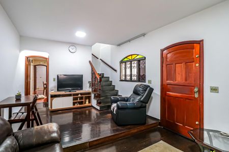 Casa à venda com 190m², 4 quartos e 2 vagas Casa à venda com 190m², 4 quartos e 2 vagasSala