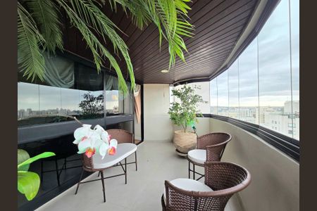 Apartamento à venda com 200m², 4 quartos e 3 vagas Apartamento à venda com 200m², 4 quartos e 3 vagasVaranda