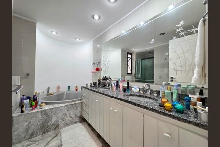 Apartamento à venda com 200m², 4 quartos e 3 vagas Apartamento à venda com 200m², 4 quartos e 3 vagasBanheiro da Suíte 4