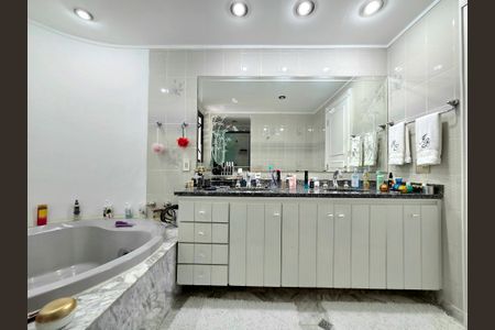 Apartamento à venda com 200m², 4 quartos e 3 vagas Apartamento à venda com 200m², 4 quartos e 3 vagasBanheiro da Suíte 4