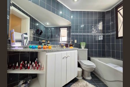 Apartamento à venda com 200m², 4 quartos e 3 vagas Apartamento à venda com 200m², 4 quartos e 3 vagasBanheiro da Suíte 2