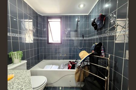 Apartamento à venda com 200m², 4 quartos e 3 vagas Apartamento à venda com 200m², 4 quartos e 3 vagasBanheiro da Suíte 2