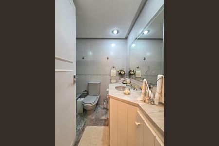 Apartamento à venda com 200m², 4 quartos e 3 vagas Apartamento à venda com 200m², 4 quartos e 3 vagasBanheiro da Suíte 1