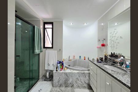 Apartamento à venda com 200m², 4 quartos e 3 vagas Apartamento à venda com 200m², 4 quartos e 3 vagasBanheiro da Suíte 4