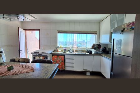 Casa à venda com 417m², 3 quartos e 6 vagas Casa à venda com 417m², 3 quartos e 6 vagasCozinha