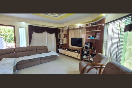 Casa à venda com 417m², 3 quartos e 6 vagas Casa à venda com 417m², 3 quartos e 6 vagasSala