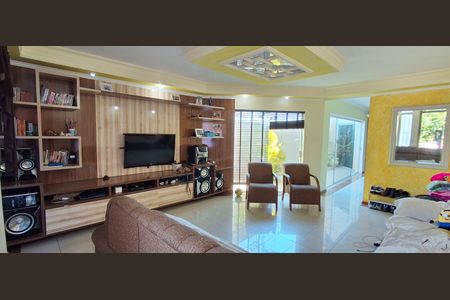 Casa à venda com 417m², 3 quartos e 6 vagas Casa à venda com 417m², 3 quartos e 6 vagasSala