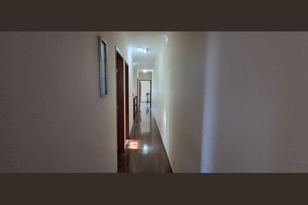 Casa à venda com 343m², 4 quartos e 6 vagas Casa à venda com 343m², 4 quartos e 6 vagasCorredor