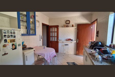 Casa à venda com 343m², 4 quartos e 6 vagas Casa à venda com 343m², 4 quartos e 6 vagasCozinha