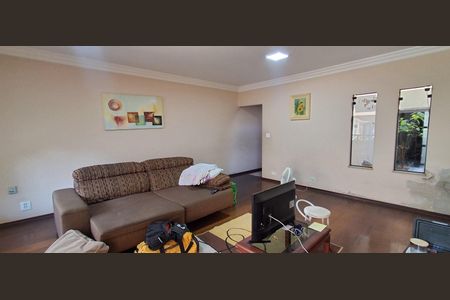 Casa à venda com 343m², 4 quartos e 6 vagas Casa à venda com 343m², 4 quartos e 6 vagasSala