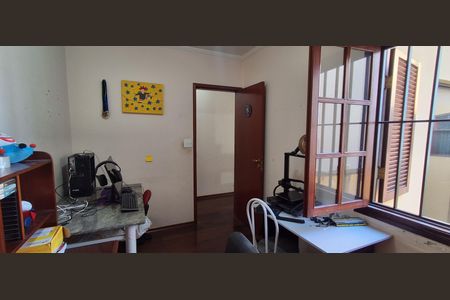 Casa à venda com 343m², 4 quartos e 6 vagas Casa à venda com 343m², 4 quartos e 6 vagasQuarto 1