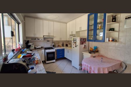 Casa à venda com 343m², 4 quartos e 6 vagas Casa à venda com 343m², 4 quartos e 6 vagasCozinha