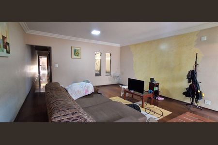 Casa à venda com 343m², 4 quartos e 6 vagas Casa à venda com 343m², 4 quartos e 6 vagasSala