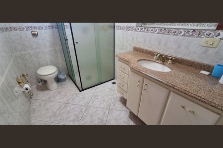 Casa à venda com 343m², 4 quartos e 6 vagas Casa à venda com 343m², 4 quartos e 6 vagasBanheiro Suíte 2