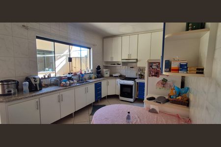 Casa à venda com 343m², 4 quartos e 6 vagas Casa à venda com 343m², 4 quartos e 6 vagasCozinha