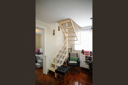 Apartamento à venda com 94m², 3 quartos e 1 vaga Apartamento à venda com 94m², 3 quartos e 1 vagaEscada