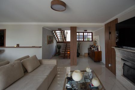 Casa à venda com 402m², 3 quartos e 5 vagas Casa à venda com 402m², 3 quartos e 5 vagasSala