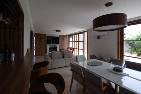 Casa à venda com 402m², 3 quartos e 5 vagas Casa à venda com 402m², 3 quartos e 5 vagasSala