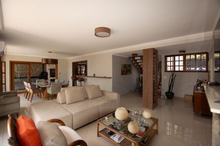 Casa à venda com 402m², 3 quartos e 5 vagas Casa à venda com 402m², 3 quartos e 5 vagasSala