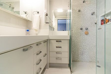 Apartamento à venda com 125m², 3 quartos e 1 vaga Apartamento à venda com 125m², 3 quartos e 1 vagaBanheiro da Suíte