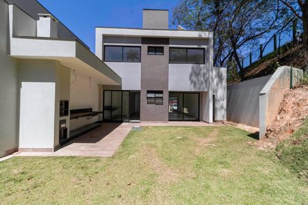 Casa de condomínio à venda com 600m², 3 quartos e 3 vagas Casa de condomínio à venda com 600m², 3 quartos e 3 vagasQuintal