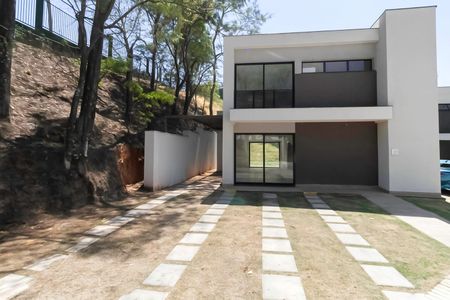 Casa de condomínio à venda com 600m², 3 quartos e 3 vagas Casa de condomínio à venda com 600m², 3 quartos e 3 vagasFachada