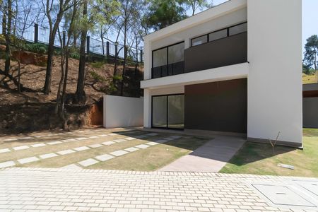 Casa de condomínio à venda com 600m², 3 quartos e 3 vagas Casa de condomínio à venda com 600m², 3 quartos e 3 vagasFachada