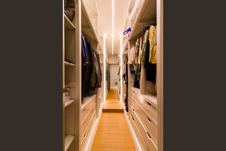 Casa à venda com 397m², 5 quartos e 6 vagas Casa à venda com 397m², 5 quartos e 6 vagasCloset da Suíte 4