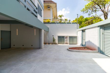 Casa à venda com 397m², 5 quartos e 6 vagas Casa à venda com 397m², 5 quartos e 6 vagasÁrea comum