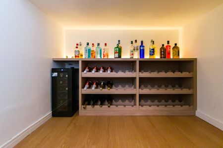 Casa à venda com 397m², 5 quartos e 6 vagas Casa à venda com 397m², 5 quartos e 6 vagasCorredor