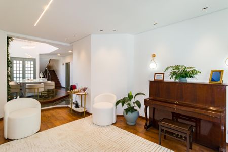 Casa à venda com 397m², 5 quartos e 6 vagas Casa à venda com 397m², 5 quartos e 6 vagasSala