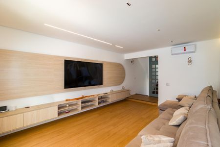 Casa à venda com 397m², 5 quartos e 6 vagas Casa à venda com 397m², 5 quartos e 6 vagasSala