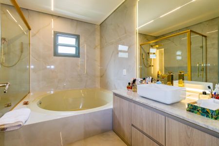 Casa à venda com 397m², 5 quartos e 6 vagas Casa à venda com 397m², 5 quartos e 6 vagasBanheiro da Suíte 4