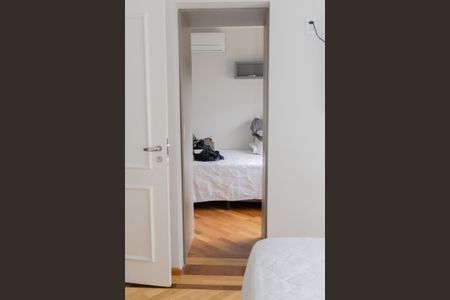 Casa de condomínio para alugar com 380m², 4 quartos e 4 vagas Casa de condomínio para alugar com 380m², 4 quartos e 4 vagasQuarto 2 - Entrada pelo quarto 1